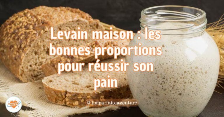 Levain maison dans un bocal et pain maison fraîchement cuit et tranché, posés sur une table.