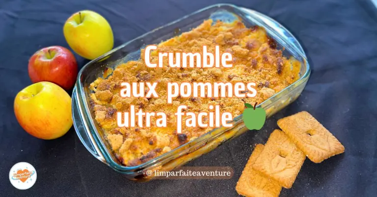 Plat de crumble aux pommes fait maison, avec pommes entières et spéculoos en arrière-plan