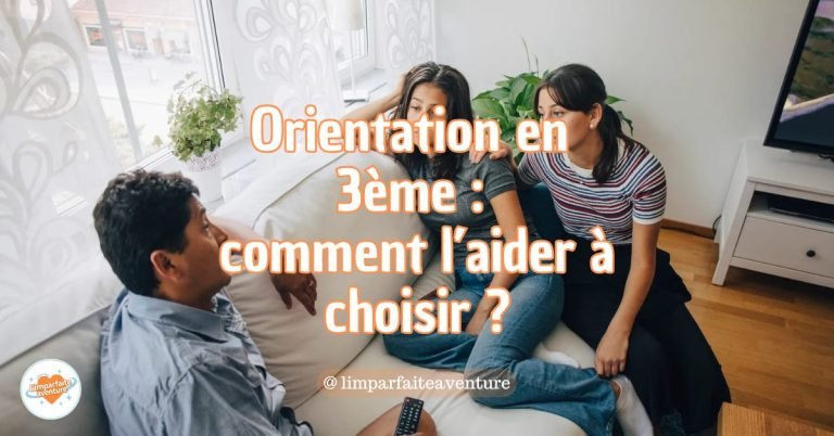 Famille discutant ensemble sur un canapé, accompagnant une adolescente dans ses choix d’orientation en 3ème.