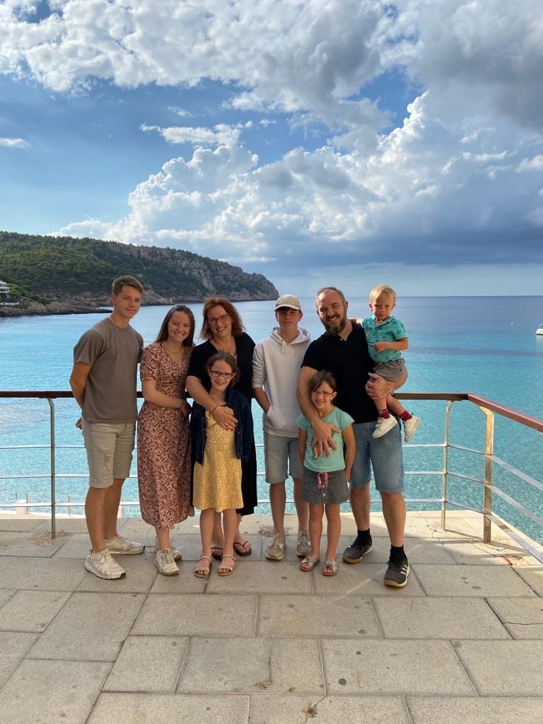 Famille nombreuse en vacances à Majorque en 2021, parents, adolescents et enfants réunis – L’Imparfaite Aventure