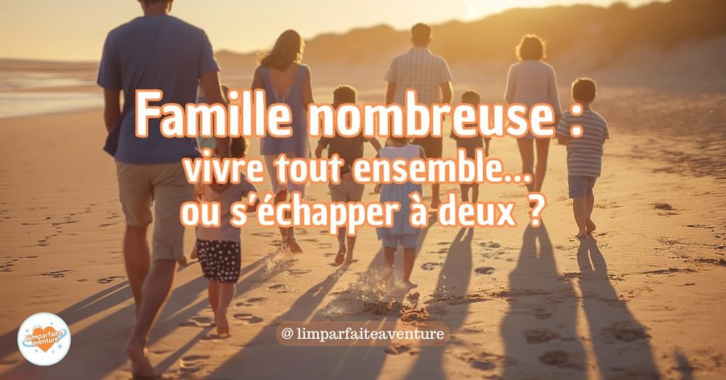 Image mise en avant de l’article "Famille nombreuse : vivre tout ensemble ou s’échapper à deux ?" avec silhouettes familiales sur la plage au coucher du soleil – L’Imparfaite Aventure