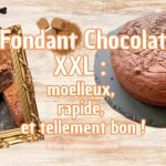 Fondant au chocolat XXL sur fond bois avec pépites, sucre et beurre – recette facile