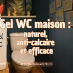 Flacon de gel WC maison fait main, posé dans des toilettes, avec inscription manuscrite Gel WC – recette naturelle anti-calcaire et désinfectante