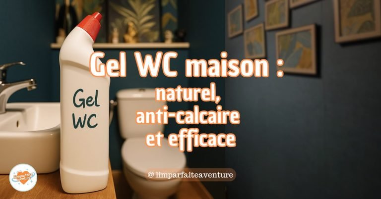 Flacon de gel WC maison fait main, posé dans des toilettes, avec inscription manuscrite Gel WC – recette naturelle anti-calcaire et désinfectante