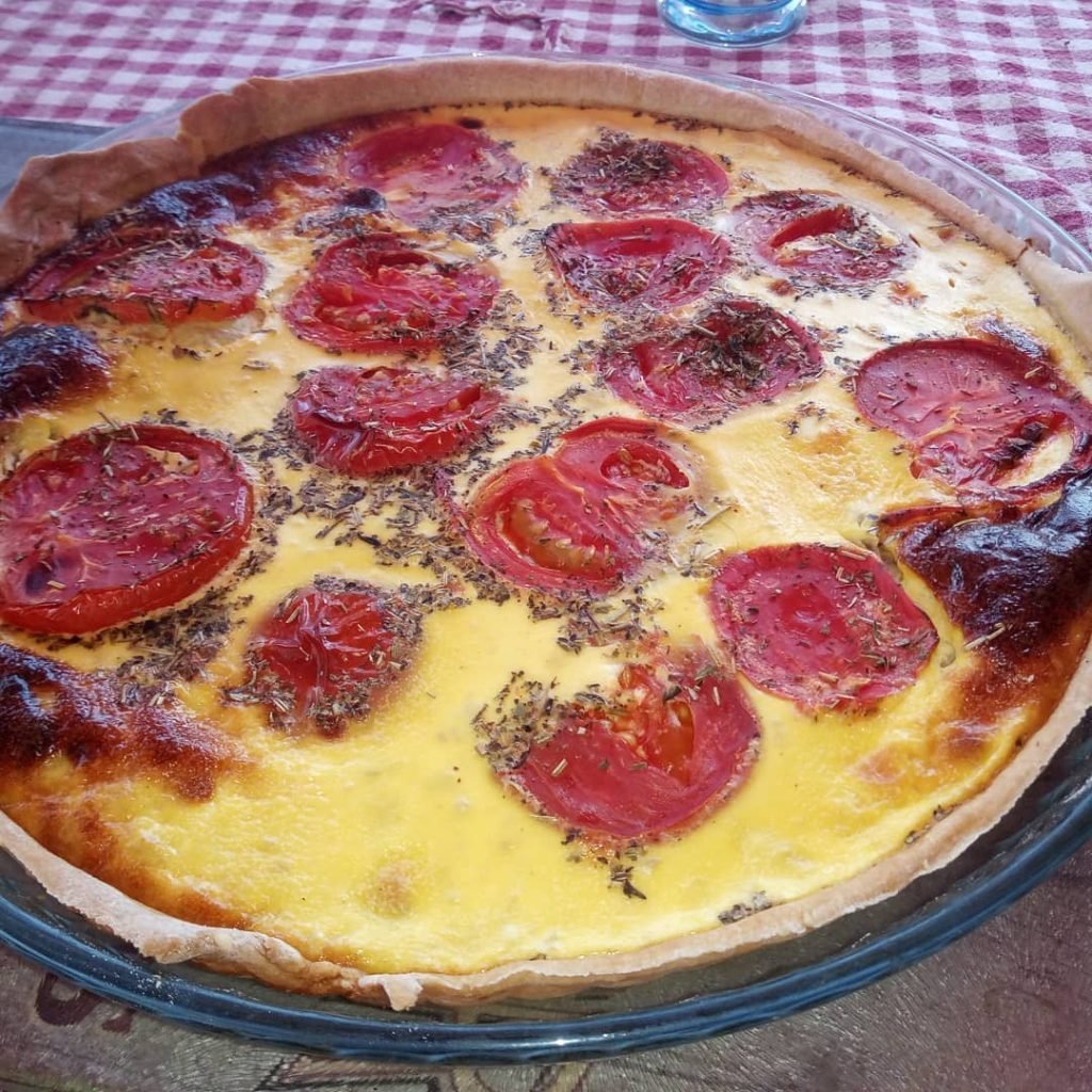 Quiche à la tomate faite maison avec pâte brisée sans beurre